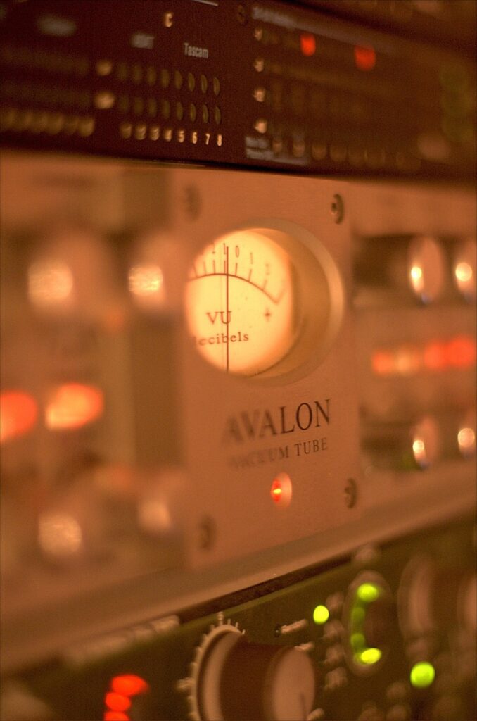 ga53689da5a598e44fb1258803e36d6d3b9eef59bacf344d885ea950c0ed67a23633f90bb053813c634a999257c20fdf55a574bc66bb52d510d2a19470bd5b089_1280-4505415 studio, recording, sound, audio, music, equipment